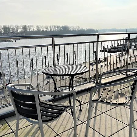 Vorderreihe, 210 Lubeck